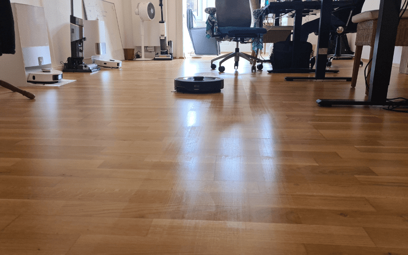 Der Roborock S8 MaxV Ultra wischt einen Laminatboden.